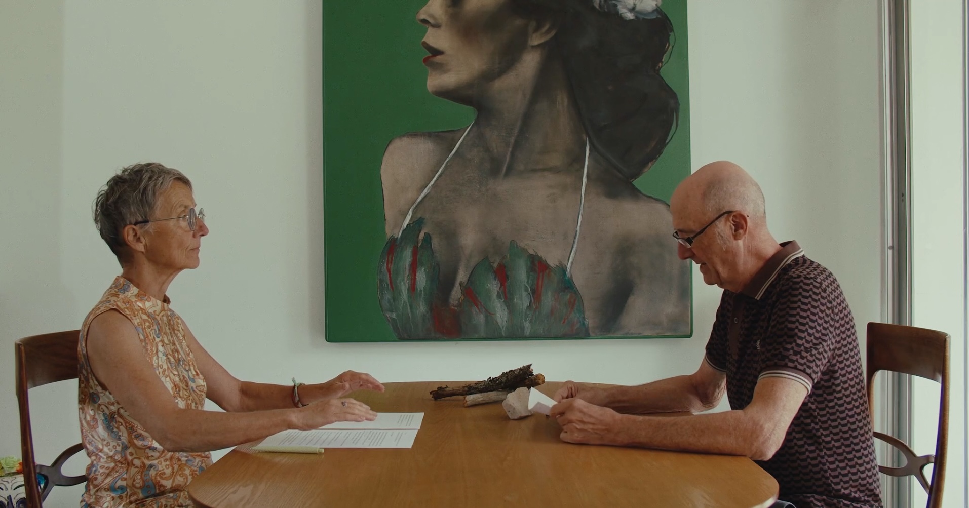 Laura et Bruno en discussion, tableau vert