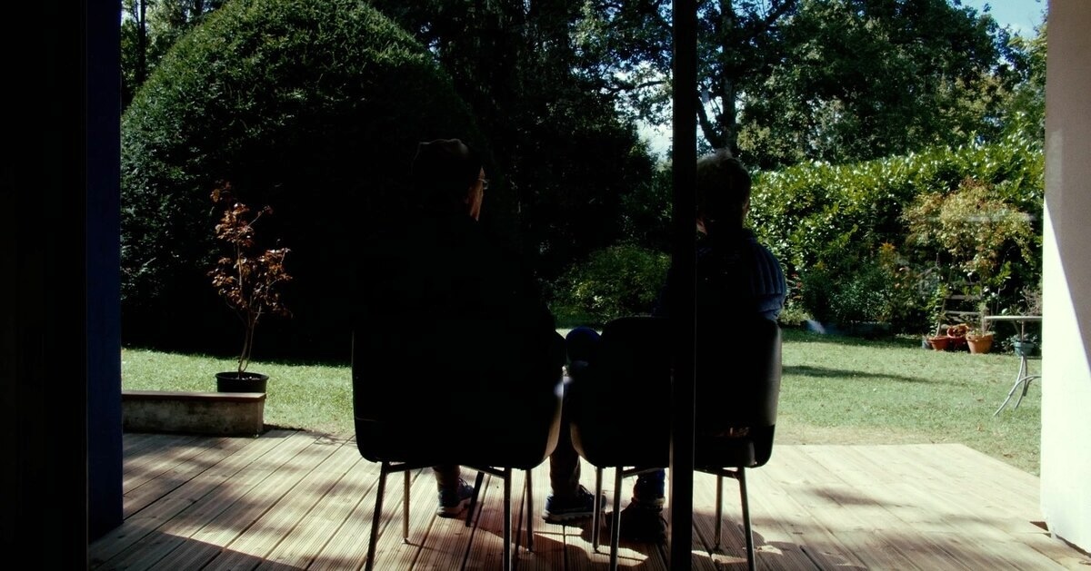 Laura et Bruno de dos, terrasse face au jardin